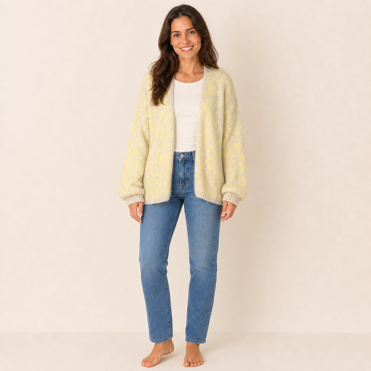 Strickjacke Livia in Buttermilk, getragen von unserem Model