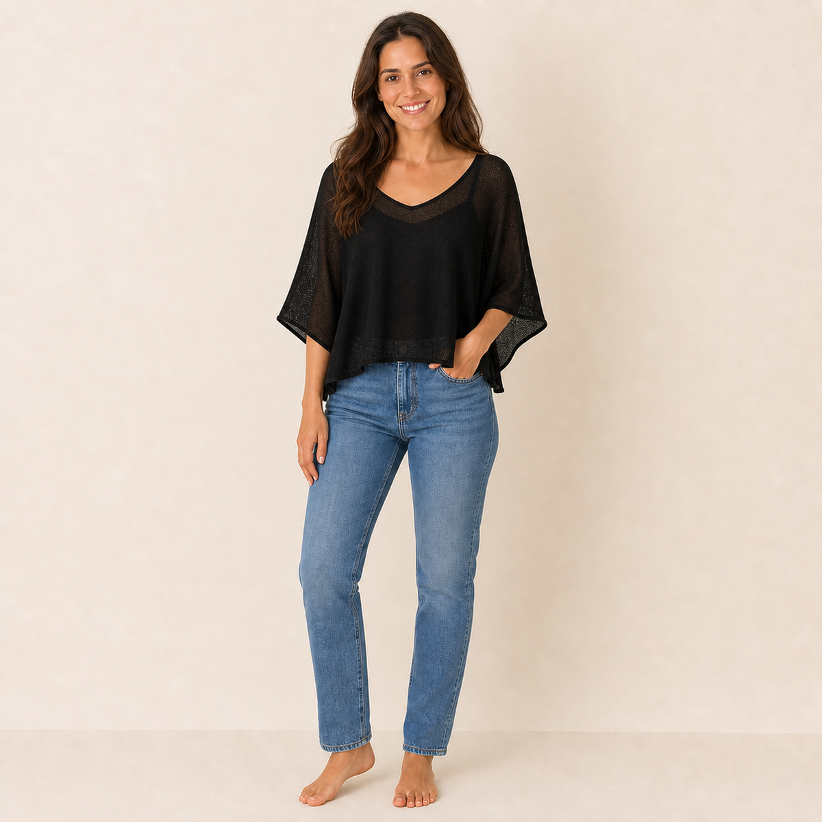 Pullover Mara in Schwarz, getragen von unserem Model