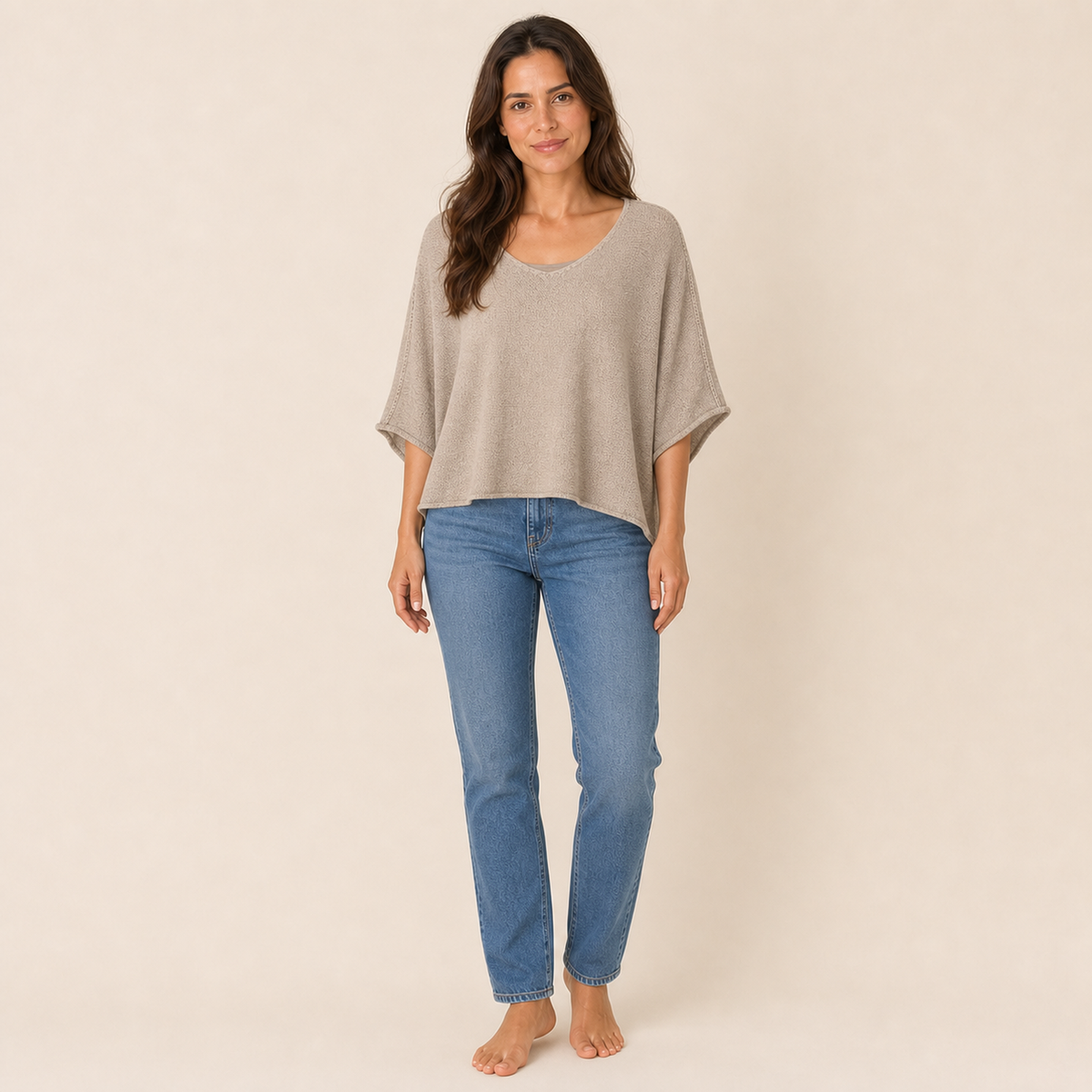 Pullover Mara in Taupe, getragen von unserem Model